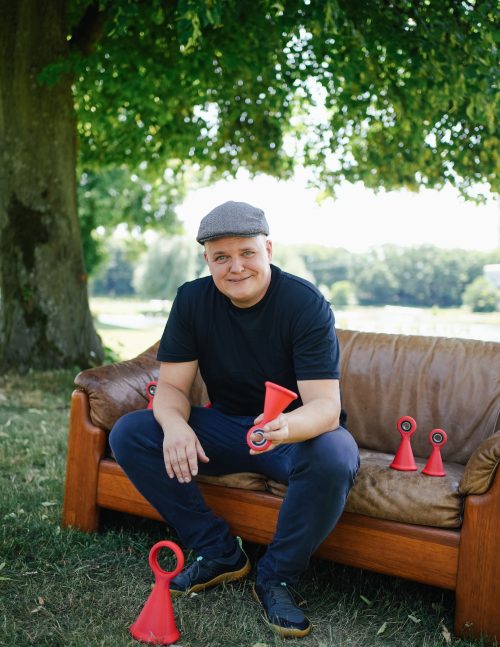 Flippy Founder Ronny Lehmann auf Sofa